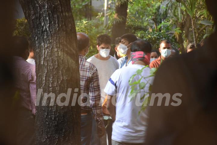 Varun Dhawan and family at his driver Manoj’s last rites 