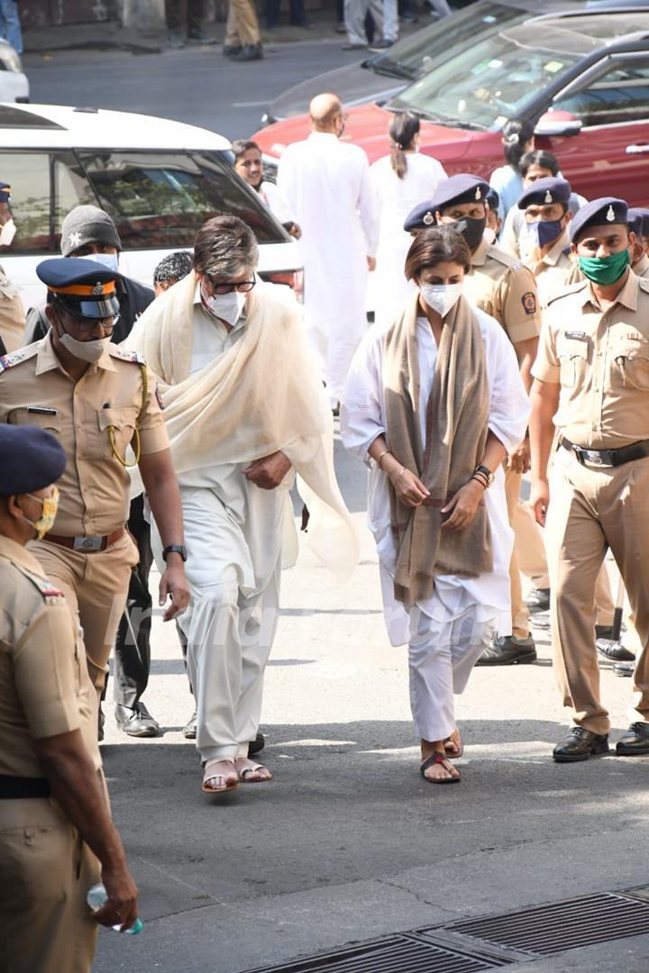 Celebrities spotted arriving at Lata Mangeshkar residence to pay their respect