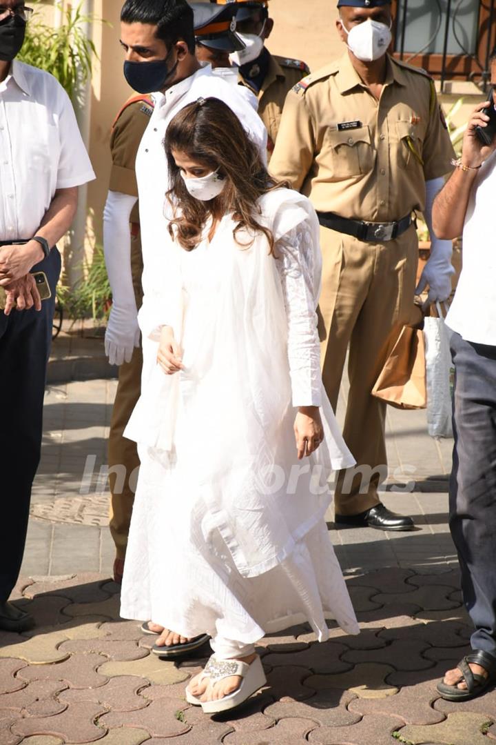 Celebrities spotted arriving at Lata Mangeshkar residence to pay their respect