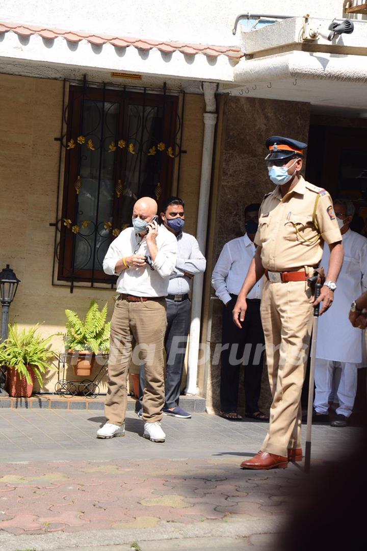 Celebrities spotted arriving at Lata Mangeshkar residence to pay their respect