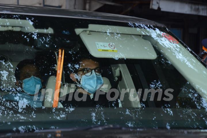 Celebrities spotted arriving at Lata Mangeshkar residence to pay their respect