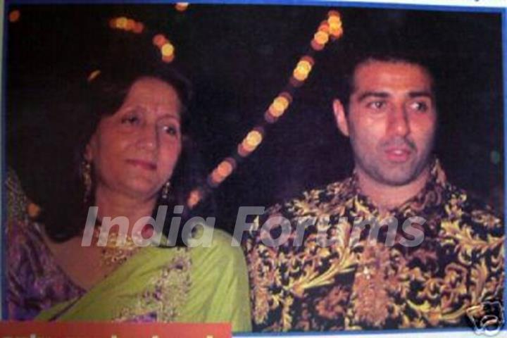 Bobby Deol&#039;s Mother Prakash Kaur And Brother Sunny Deol