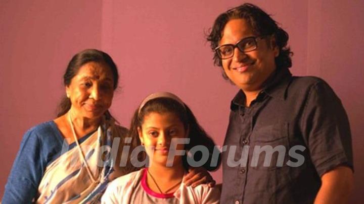 Asha Bhosle with her son Hemant and grandchild