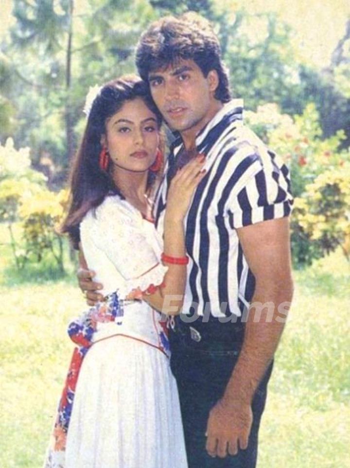 Ayesha Jhulka with Akshay Kumar