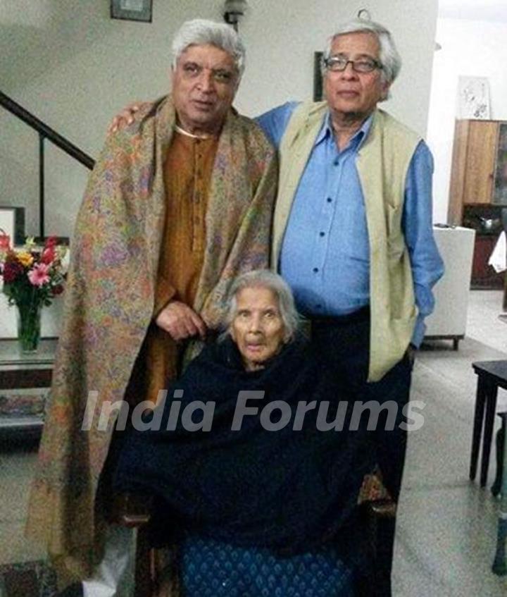 Javed Akhtar with his aunt and brother Salman