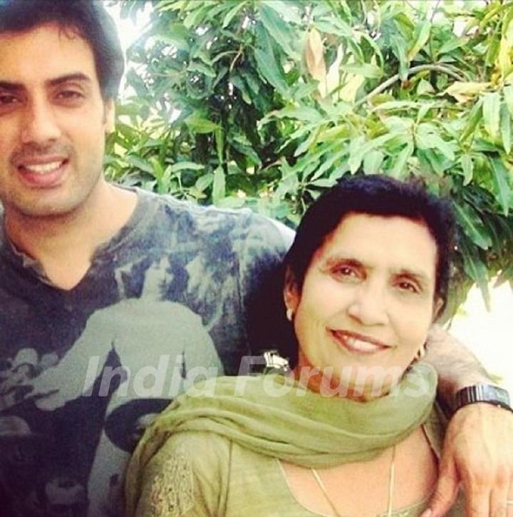 gavie-chahal-with-his-mother