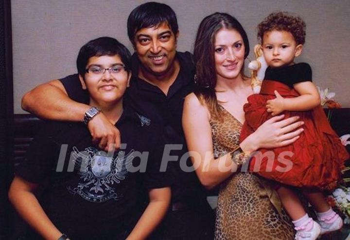 Vindu Dara Singh with his wife Dina Umarova, son Fateh Randhawa, and daughter Amelia Randhawa