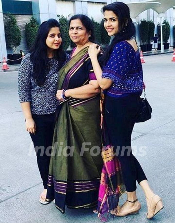 prithvi-hatte-with-her-mother-and-sister