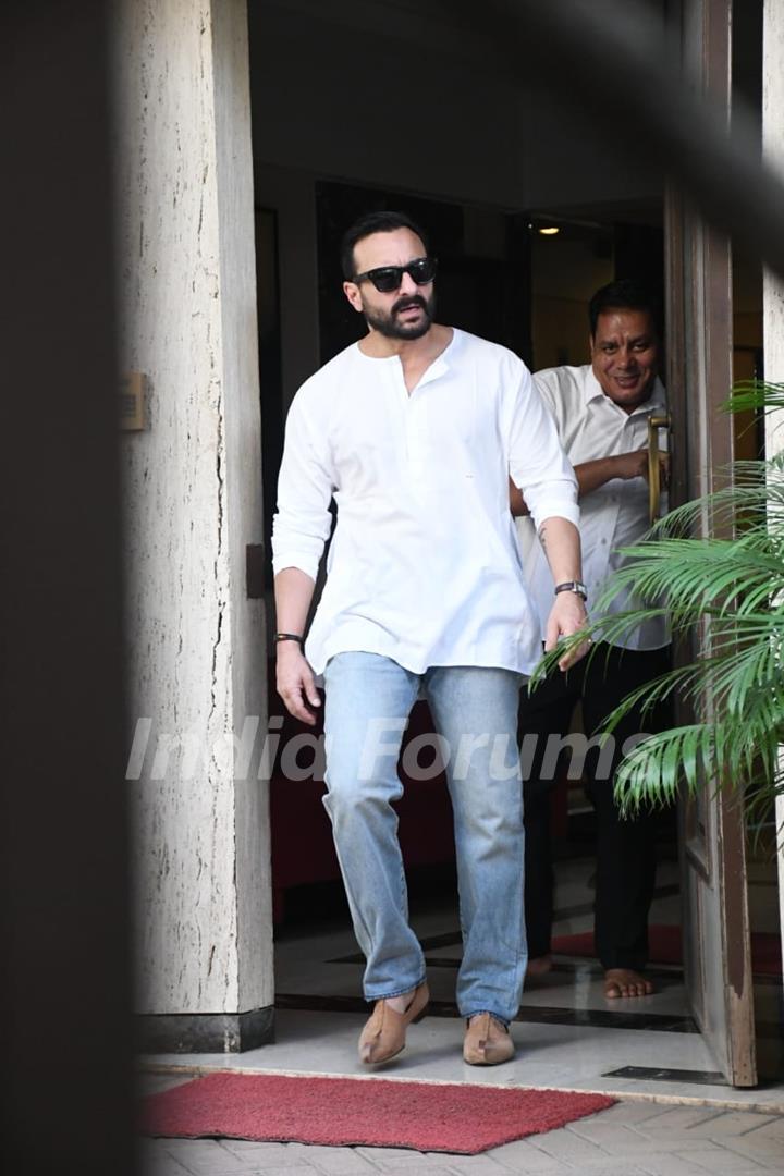 Kareena Kapoor khan and Saif ali Khan along with kids