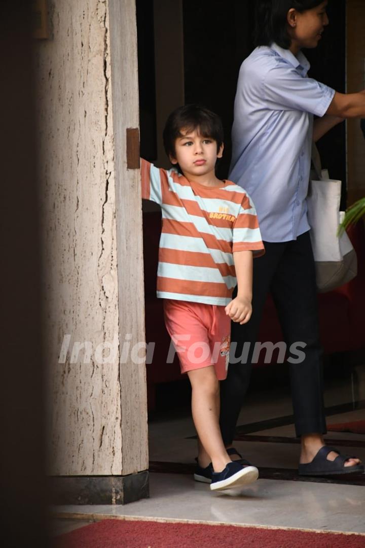 Kareena Kapoor khan and Saif ali Khan along with kids