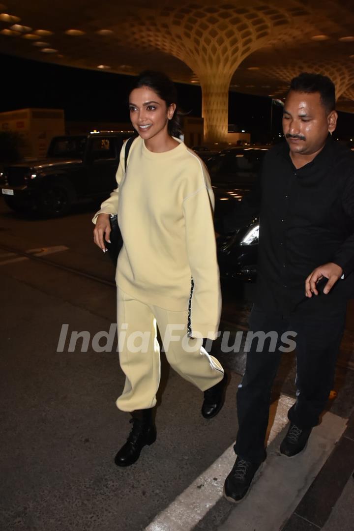 Anupam kher and Deepika Padukone spotted at the airport 