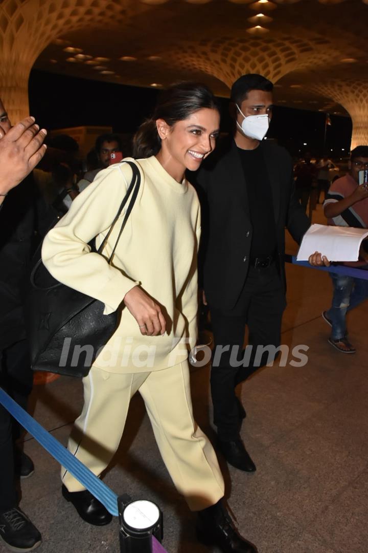 Anupam kher and Deepika Padukone spotted at the airport 