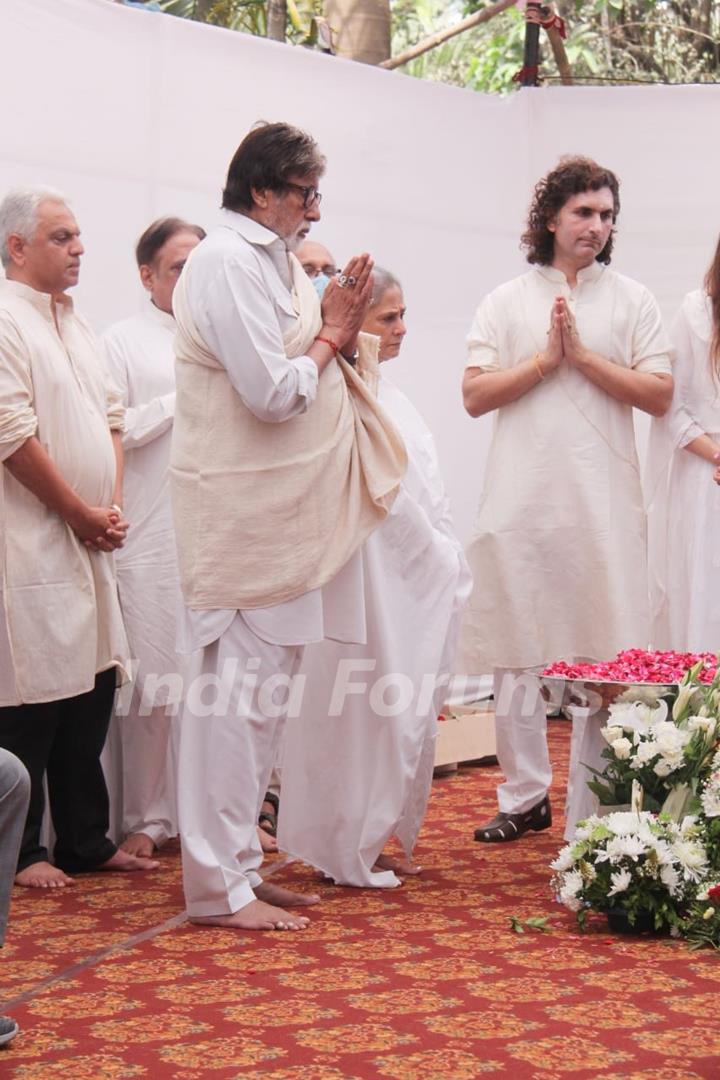 Amitabh Bachchan with Jaya Bachchan at  Shiv Kumar Sharma last rites