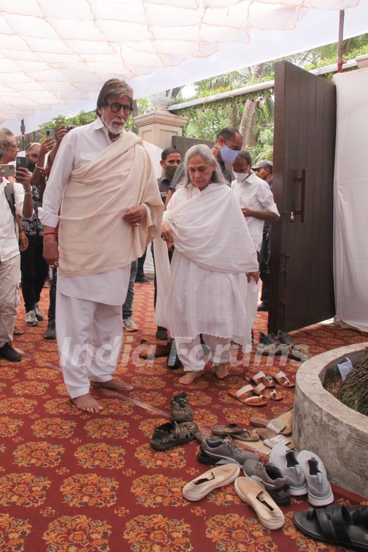 Amitabh Bachchan with Jaya Bachchan at  Shiv Kumar Sharma last rites