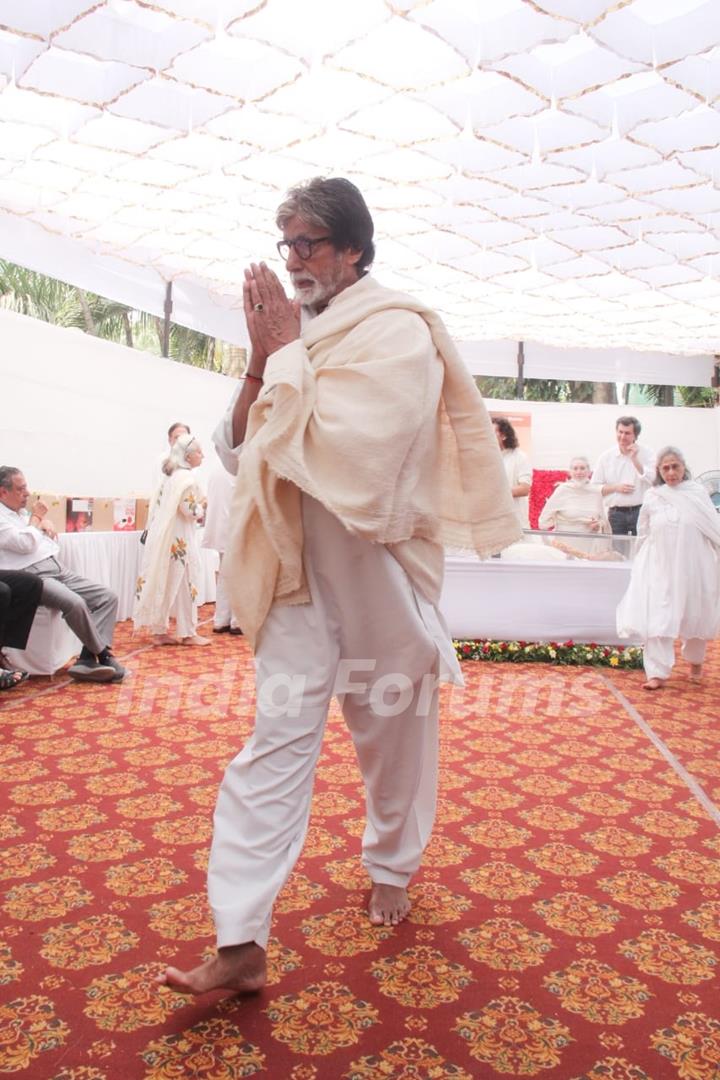 Amitabh Bachchan with Jaya Bachchan at  Shiv Kumar Sharma last rites