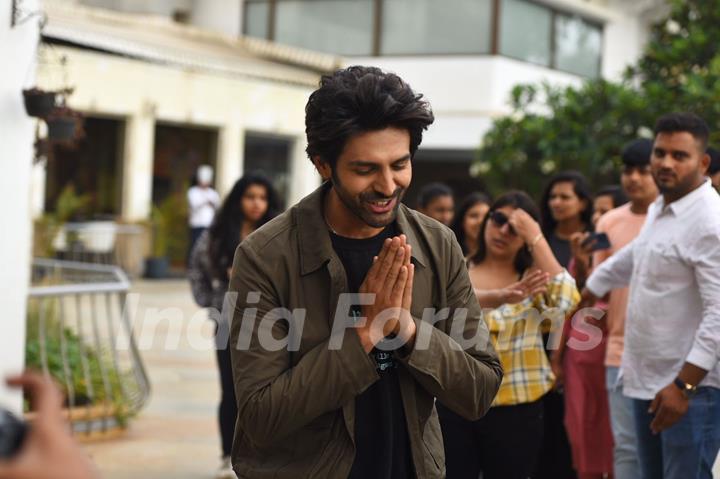 Kartik Aaryan and Kiara Advani spotted promoting their upcoming film Bhool Bhulaiyaa 2