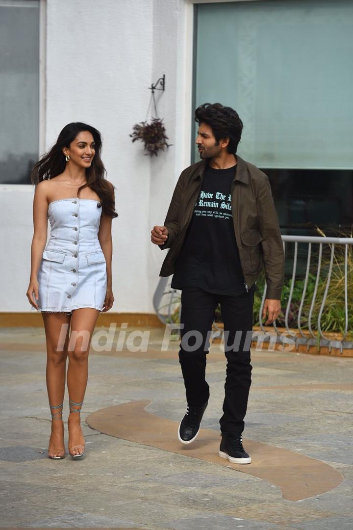 Kartik Aaryan and Kiara Advani spotted promoting their upcoming film Bhool Bhulaiyaa 2