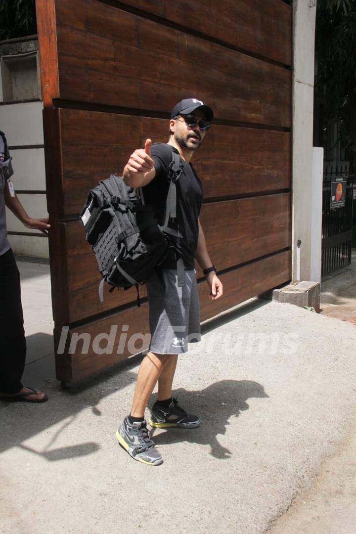 Emraan Hashmi and Janhvi Kapoor spotted outside Gym 