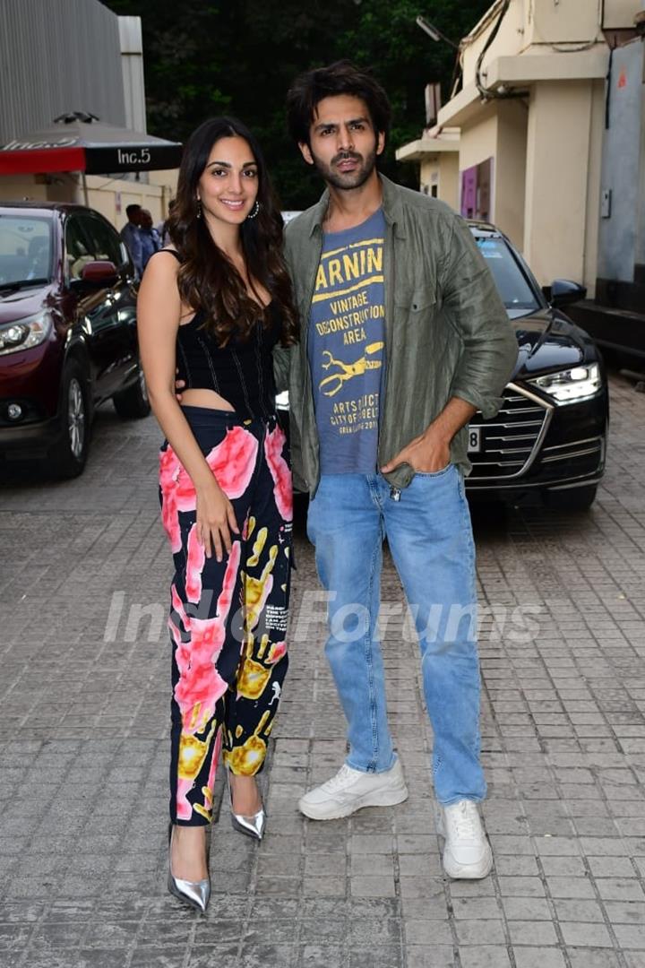 Kartik Aaryan and Kiara Advani spotted at the screening of their upcoming film Bhool Bhulaiyaa 2