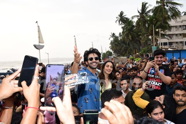 Kartik Aaryan and Kiara Advani spotted at Juhu Chowpatty promoting their film Bhool Bhulaiyaa 2