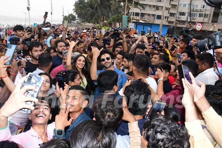 Kartik Aaryan and Kiara Advani spotted at Juhu Chowpatty promoting their film Bhool Bhulaiyaa 2