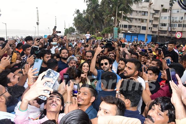 Kartik Aaryan and Kiara Advani spotted at Juhu Chowpatty promoting their film Bhool Bhulaiyaa 2