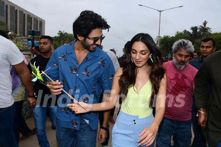 Kartik Aaryan and Kiara Advani spotted at Juhu Chowpatty promoting their film Bhool Bhulaiyaa 2