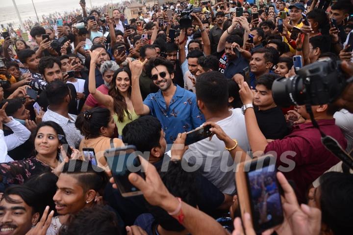 Kartik Aaryan and Kiara Advani spotted at Juhu Chowpatty promoting their film Bhool Bhulaiyaa 2