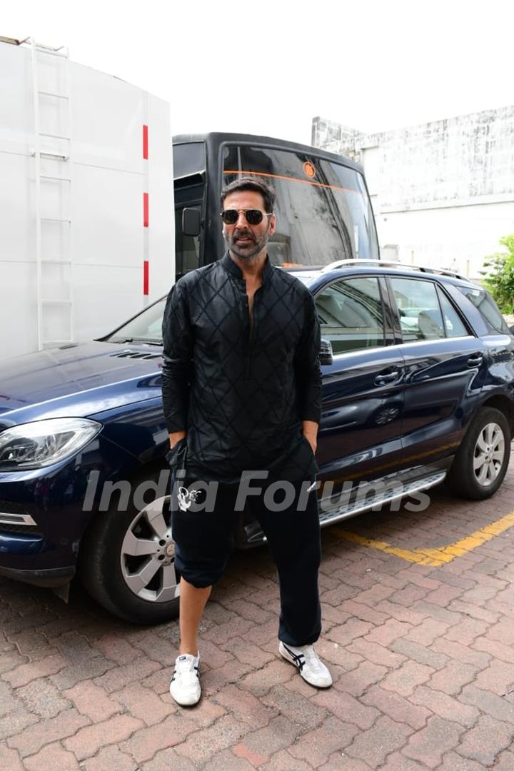 Akshay Kumar and Manushi Chillar spotted promoting their upcoming film Prithiviraj on dance dewane juniors