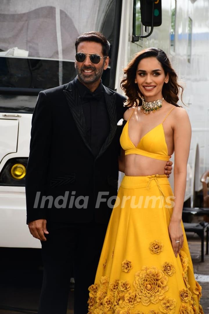 Akshay Kumar and Manushi Chillar spotted promoting their upcoming film Prithiviraj on dance dewane juniors