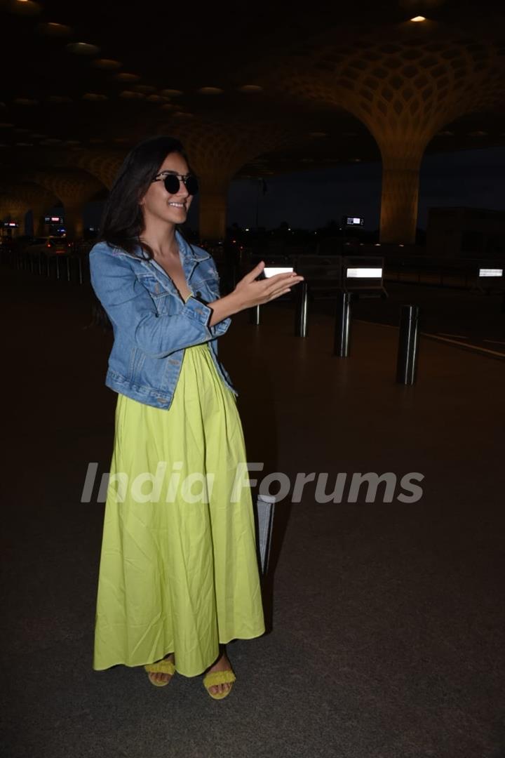 Kiara Advani Spotted at Mumbai airport 