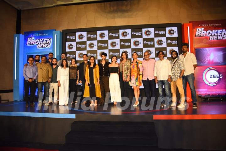 Sonali Bendre, Shriya Pilgaonkar, Taaruk Raina and Sanjeeta Bhattacharya  poses for trailer launch of The Broken News at Taj Santacruz