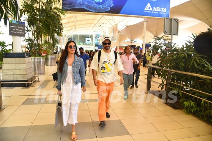 Varun Dhawan and Kiara Advani spotted at Mumbai airport 