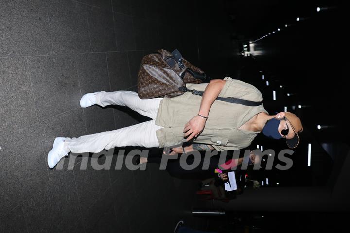 Virat Kohli spotted at mumbai airport 