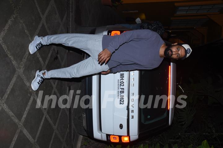 Vicky kaushal snapped in the city 