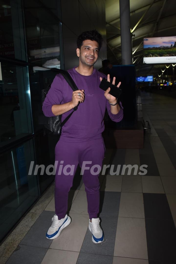 karan Kundrra spotted at airport 