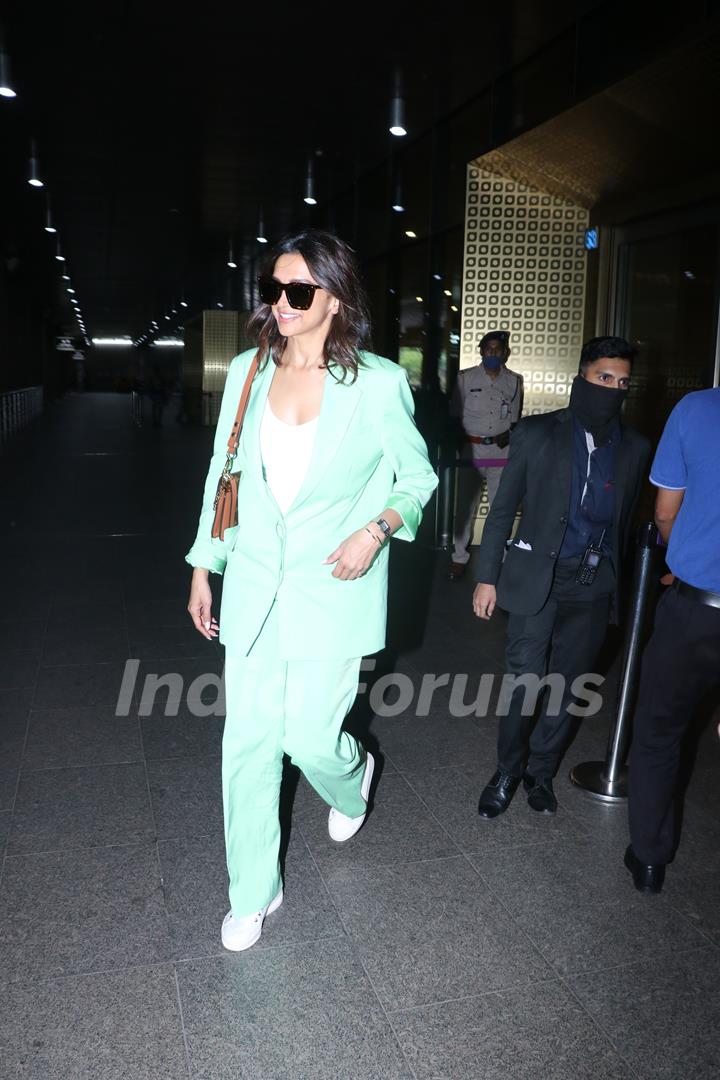 Deepika Padukone snapped at Mumbai airport 