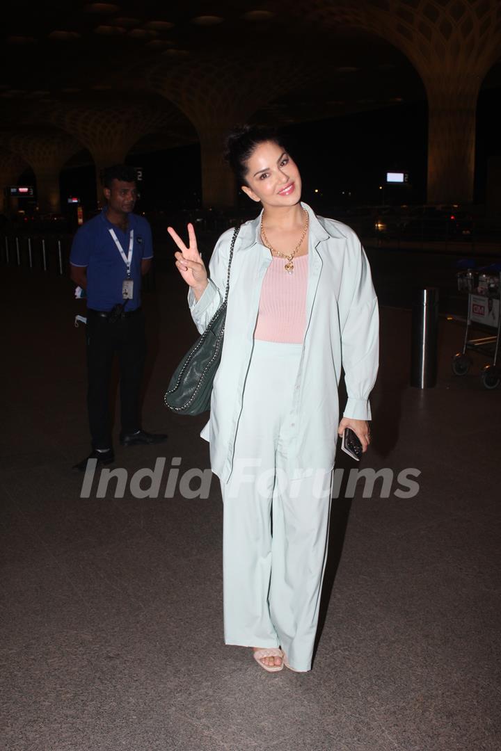 Sunny Leone spotted at Mumbai airport 