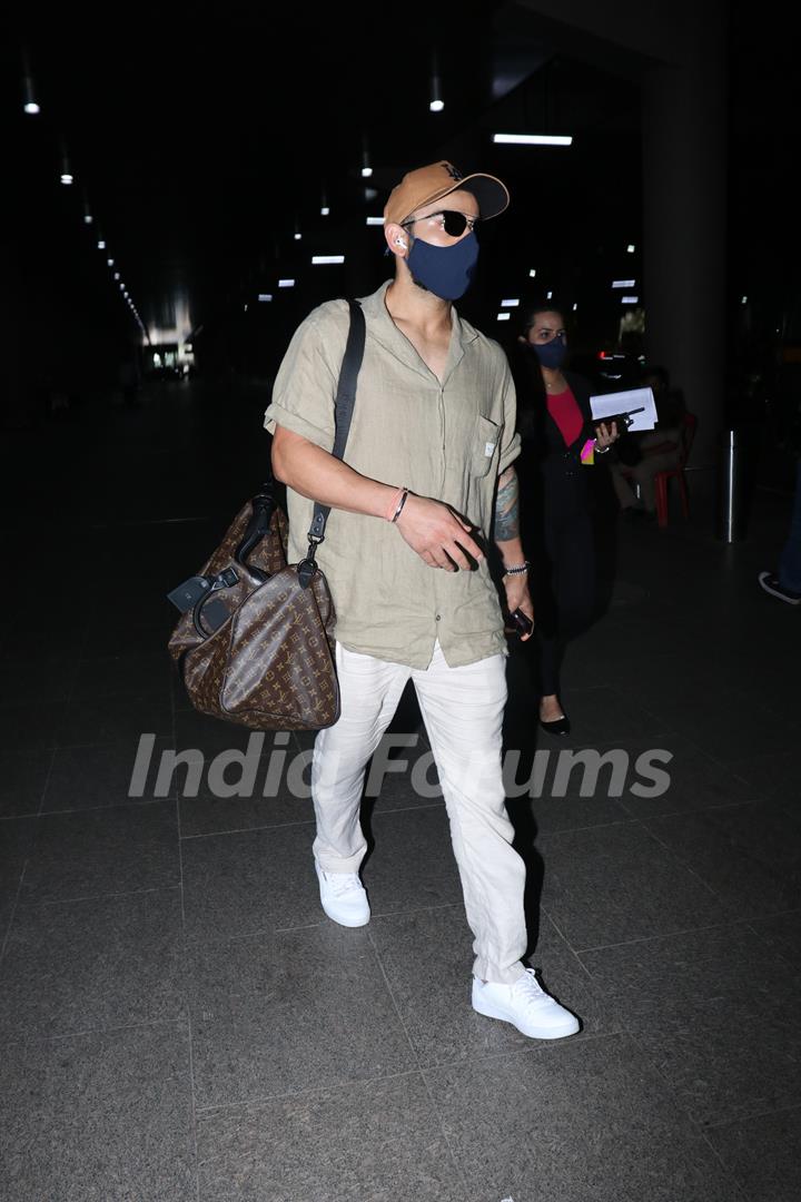 Virat Kohli spotted at mumbai airport 