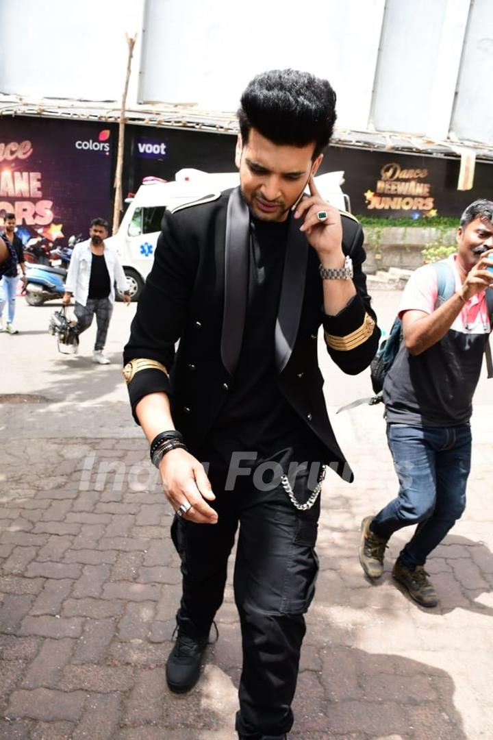 Karan Kundrra snapped at Dance Deewane Juniors set