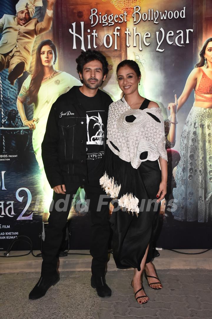 Kartik Aaryan poses with Tabu at Bhool Bhulaiyaa 2 success party 