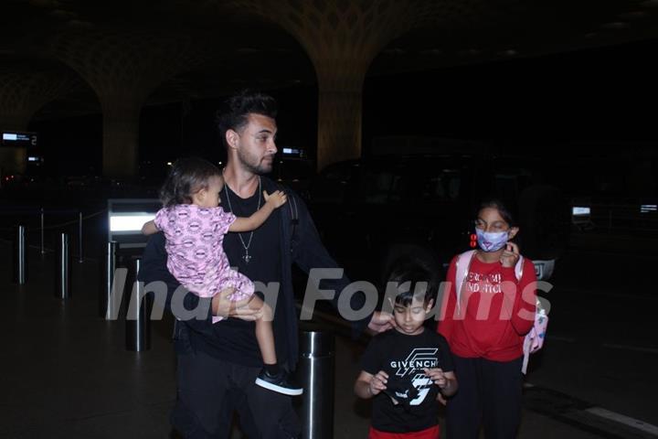Aayush Sharma and his kids spotted at the airport