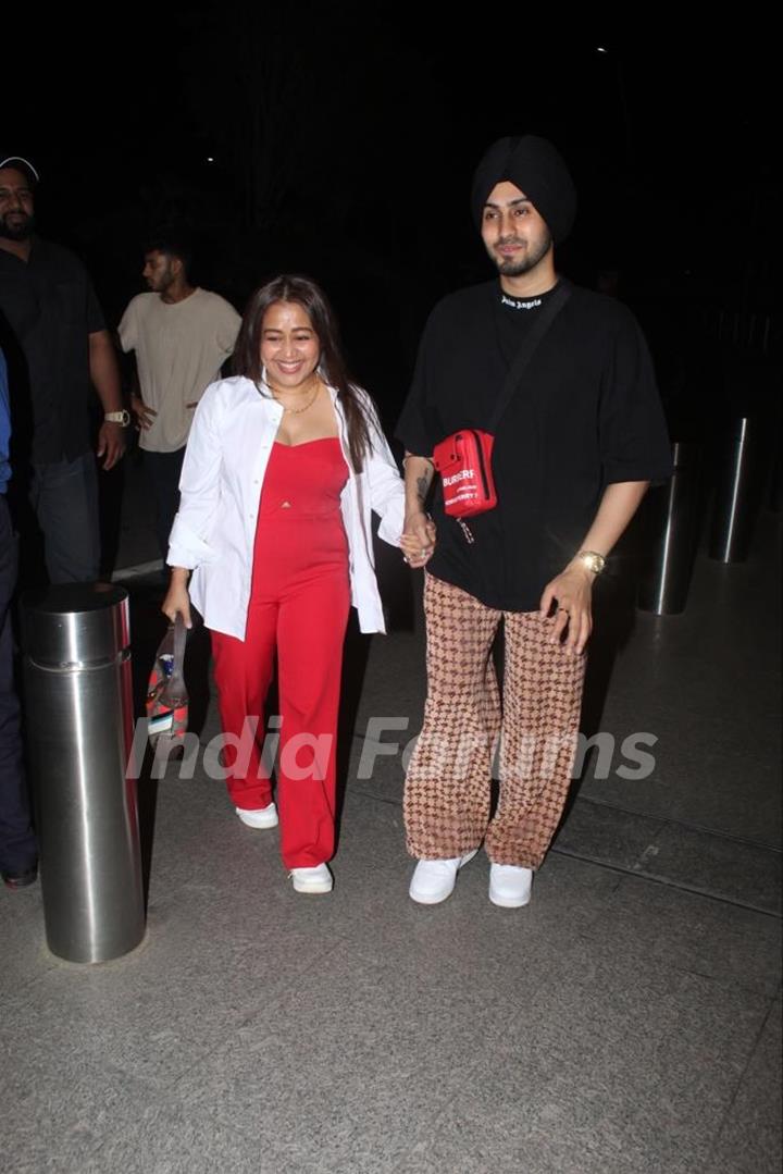 Neha Kakkar and Rohanpreet Singh spotted at the airport