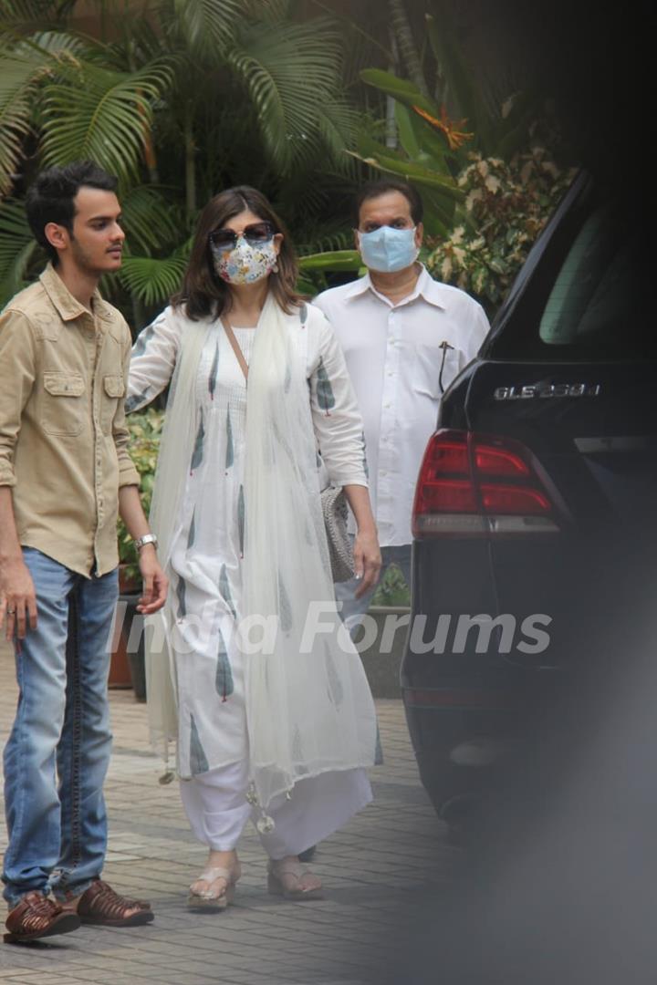 Alka Yagnik spotted at KK's funeral