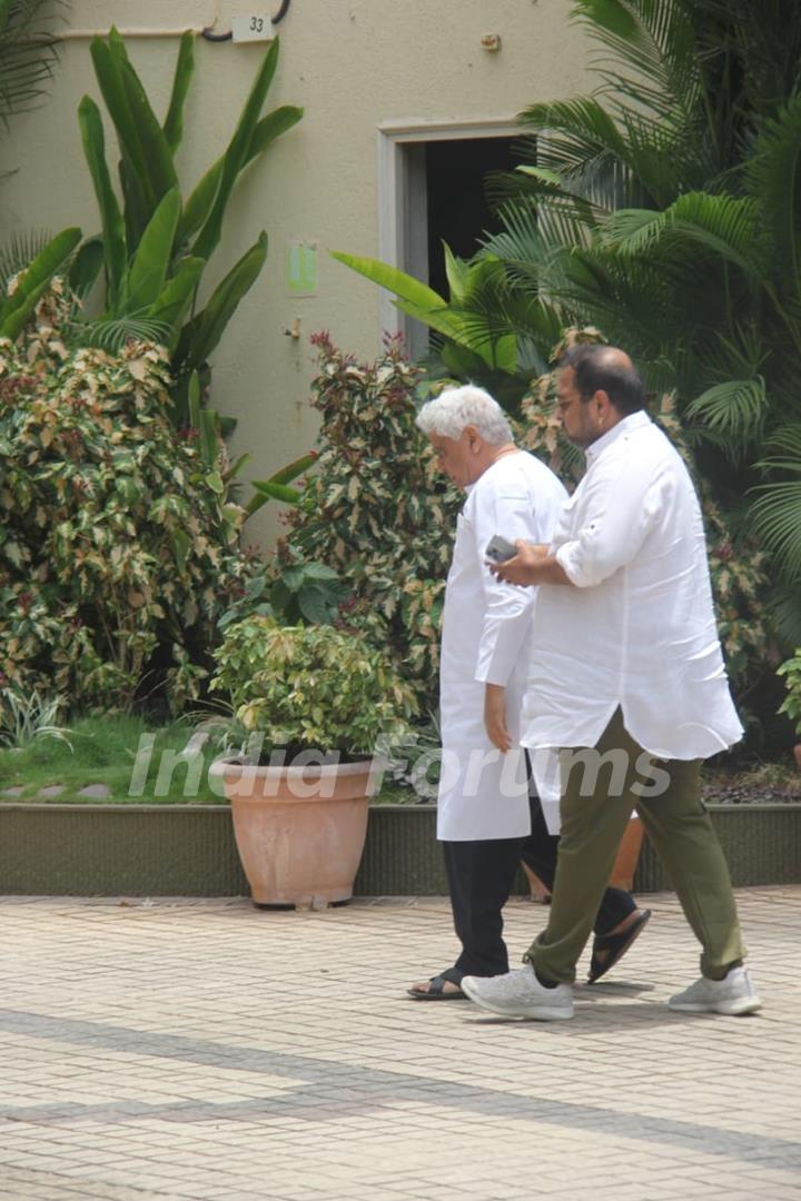 Shankar Mahadevanand Javed Akhtar spotted at KK's funeral