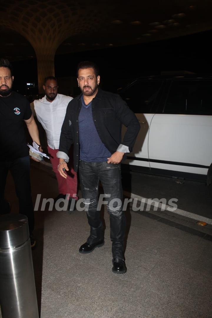 Salman Khan spotted at Mumbai airport 