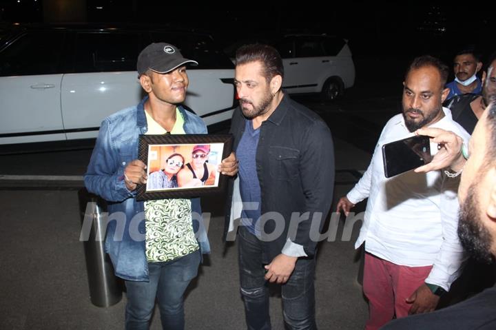 Salman Khan spotted at Mumbai airport 