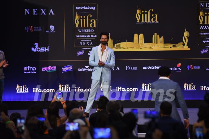 Shahid Kapoor poses to paparazzi at IIFA awards press conference in Abu Dhabi