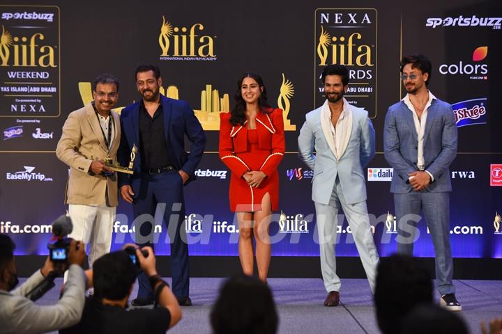 Salman Khan, Shahid Kapoor, Tiger Shroff, Sara Ali Khanposes to paparazzi at IIFA awards press conference in Abu Dhabi