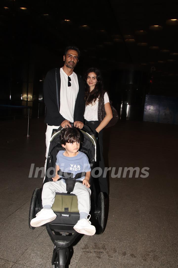 Arjun Rampal poses with his wife Mehr Jesia and son spotted at mumbai airport 